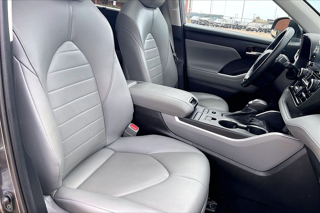Thumbnail: 2021 Toyota Highlander - 21