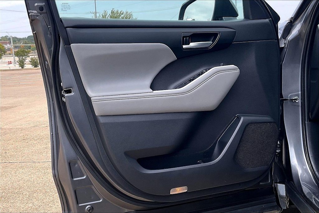 Thumbnail: 2021 Toyota Highlander - 27