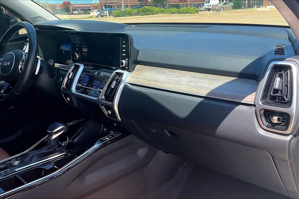 Thumbnail: 2023 Kia Sorento - 14