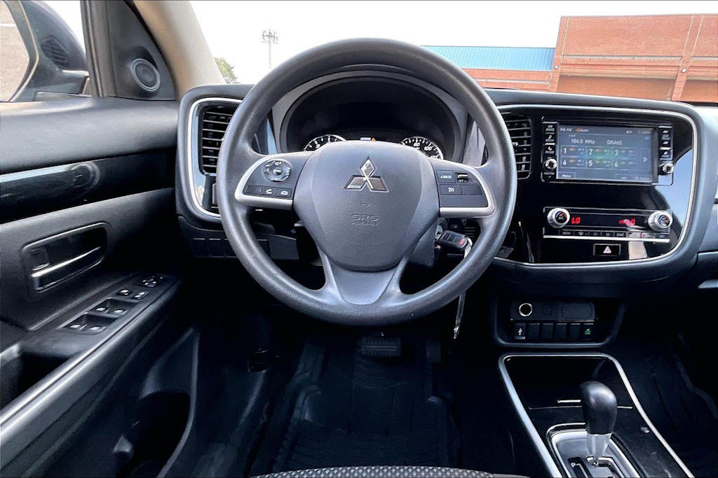 Thumbnail: 2020 Mitsubishi Outlander - 13