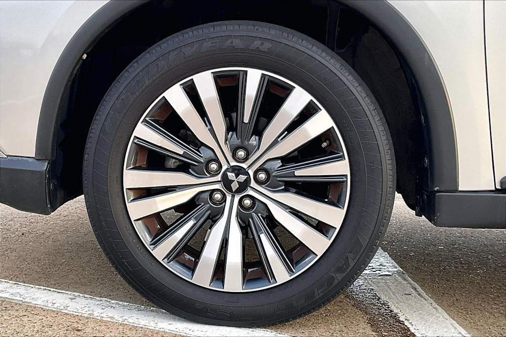 Thumbnail: 2020 Mitsubishi Outlander - 8
