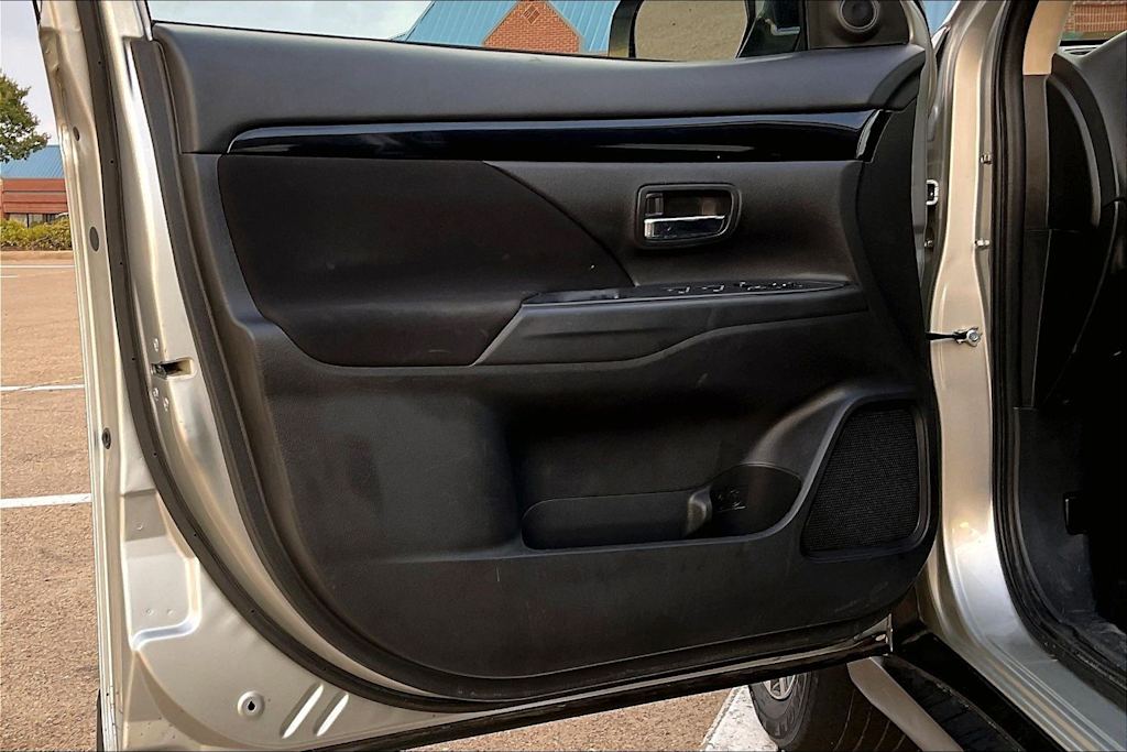 Thumbnail: 2020 Mitsubishi Outlander - 27