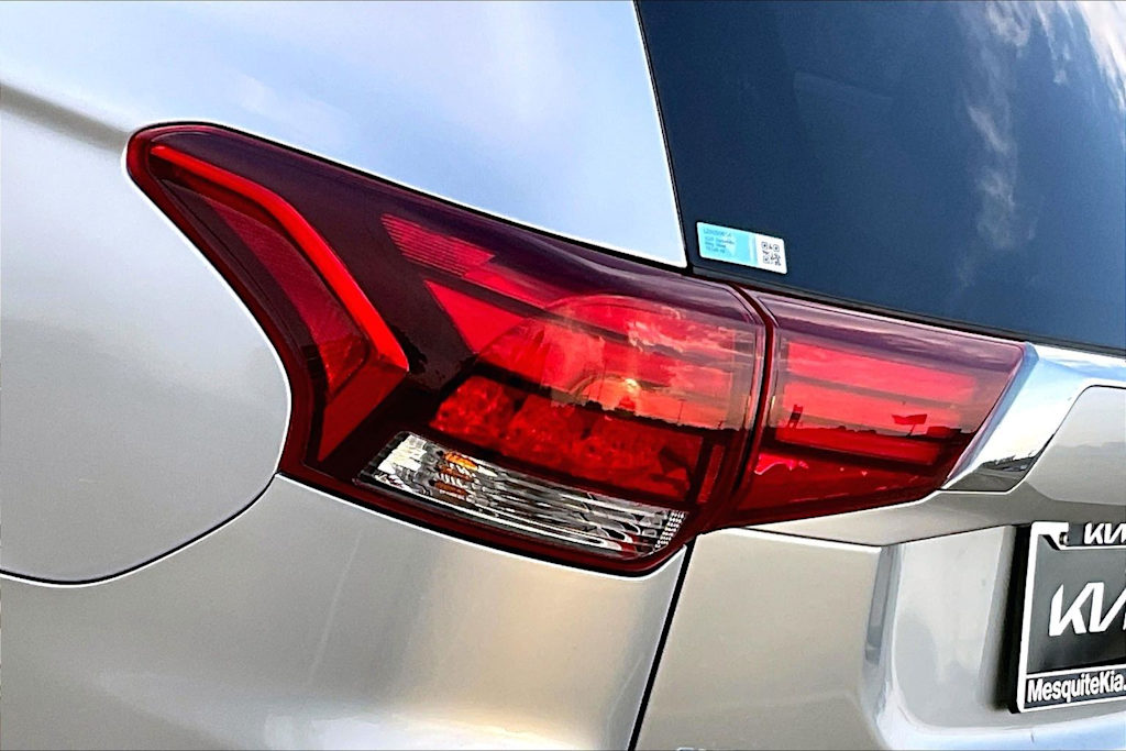Thumbnail: 2020 Mitsubishi Outlander - 29