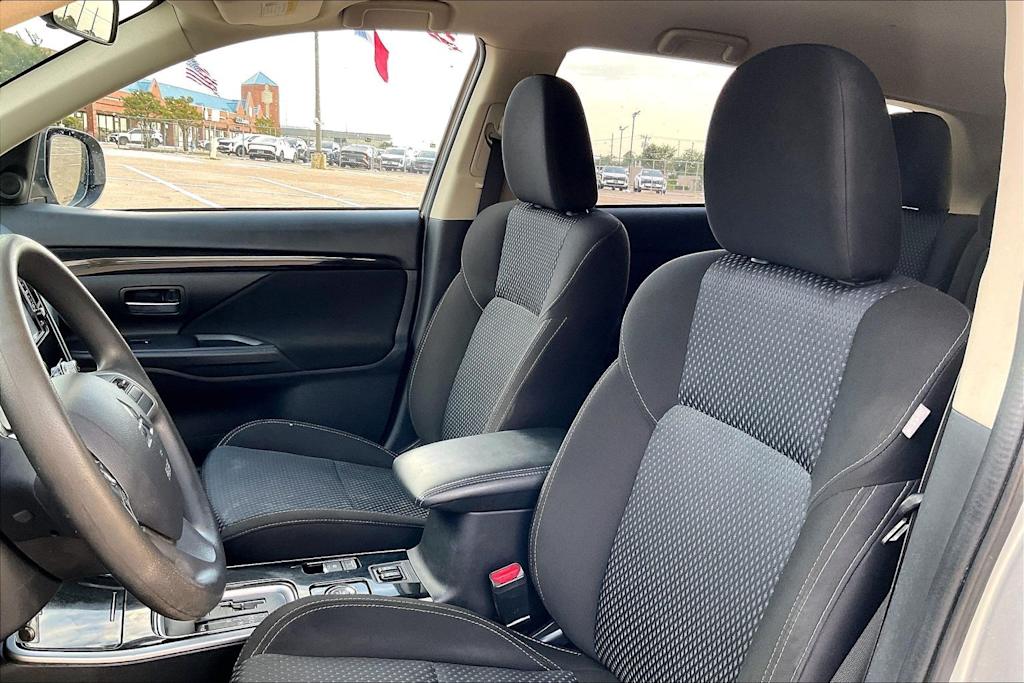 Thumbnail: 2020 Mitsubishi Outlander - 10