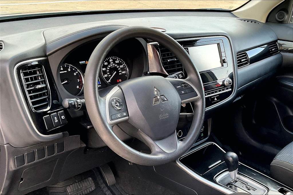 Thumbnail: 2020 Mitsubishi Outlander - 2