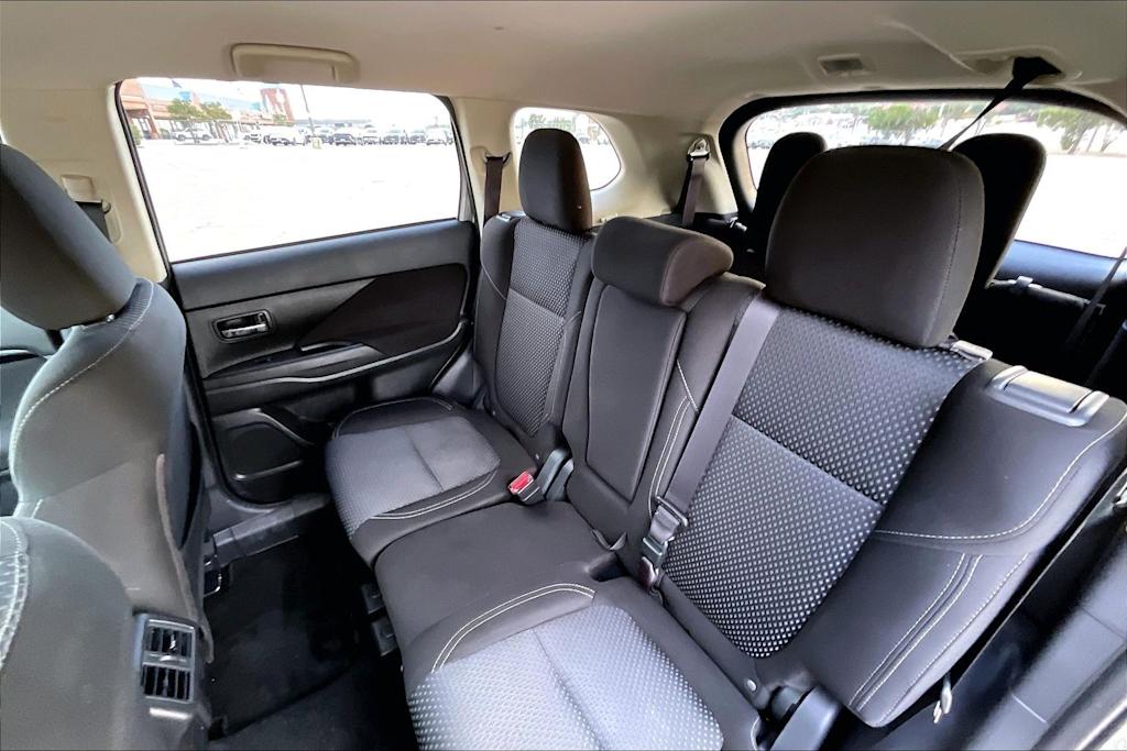 Thumbnail: 2020 Mitsubishi Outlander - 12