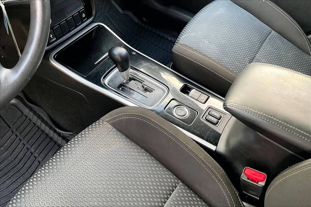 Thumbnail: 2020 Mitsubishi Outlander - 16