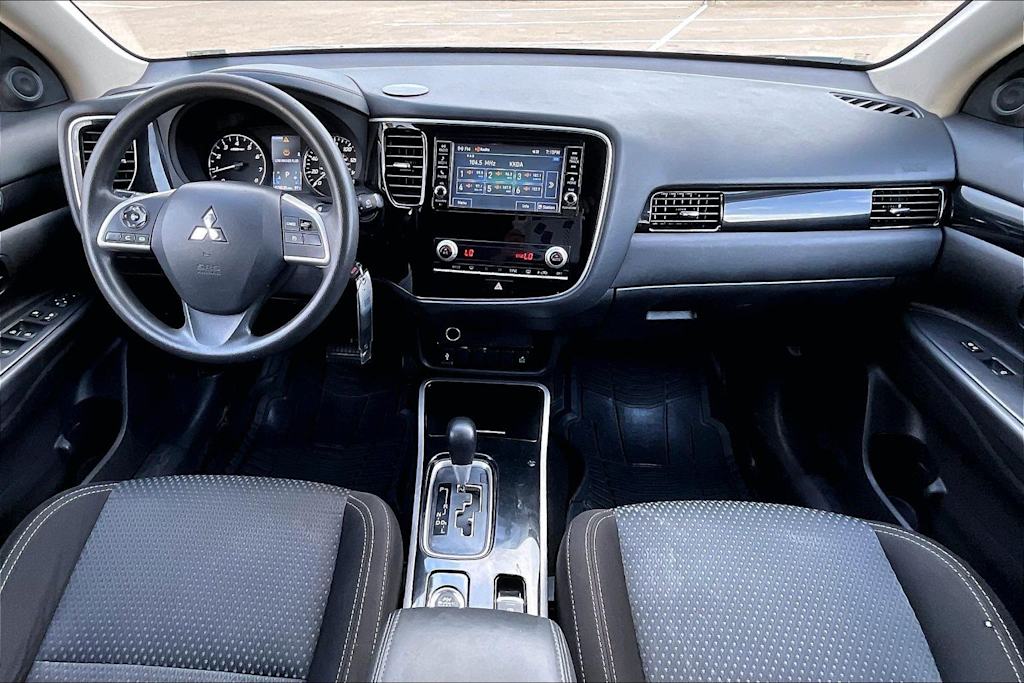 Thumbnail: 2020 Mitsubishi Outlander - 9