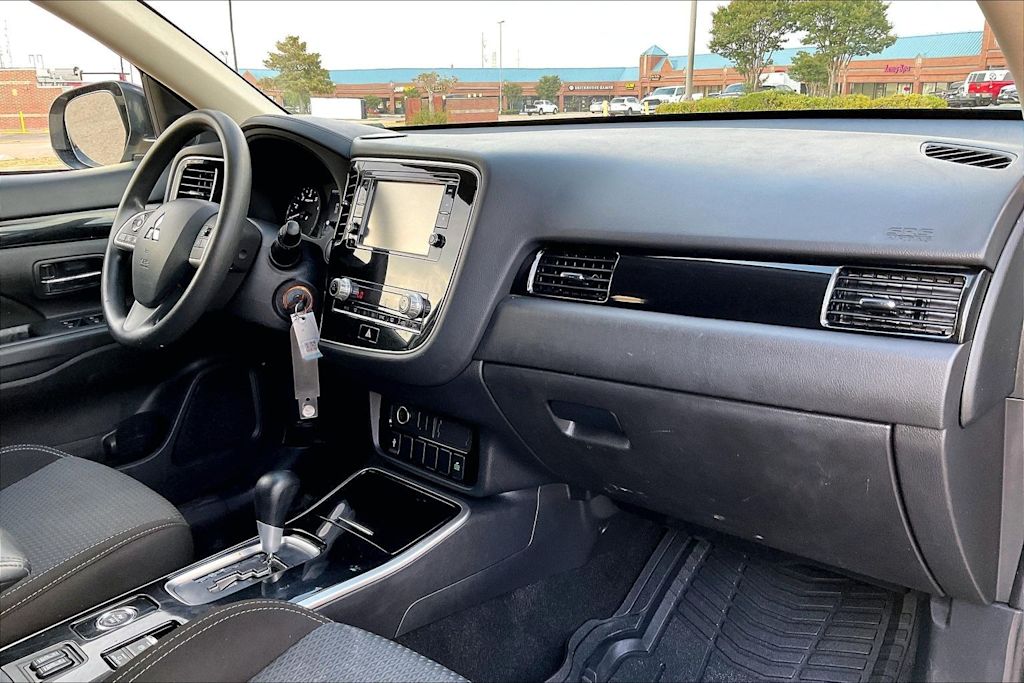 Thumbnail: 2020 Mitsubishi Outlander - 14