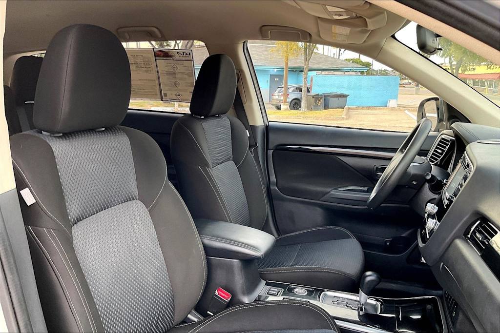 Thumbnail: 2020 Mitsubishi Outlander - 21