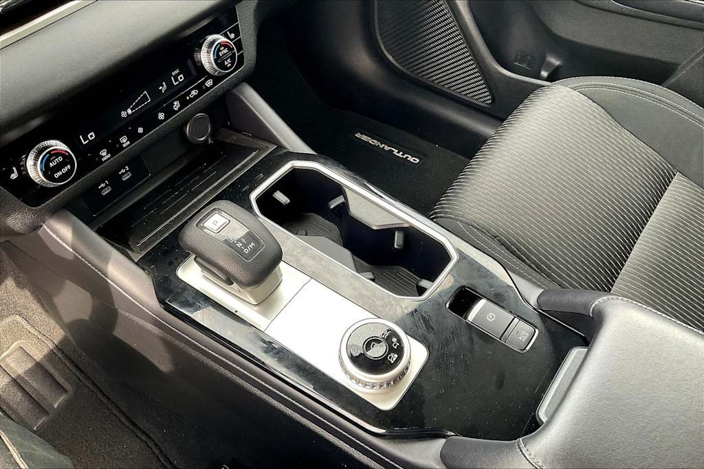 Thumbnail: 2025 Mitsubishi Outlander - 16