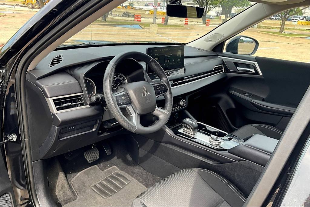 Thumbnail: 2025 Mitsubishi Outlander - 2