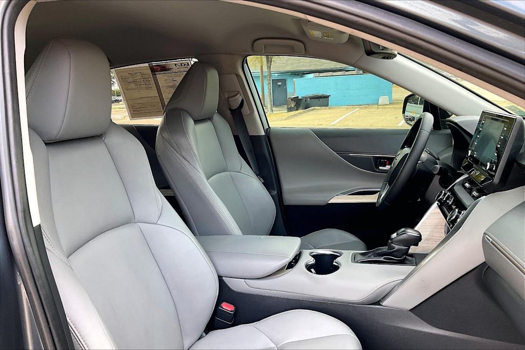 Thumbnail: 2022 Toyota Venza - 11