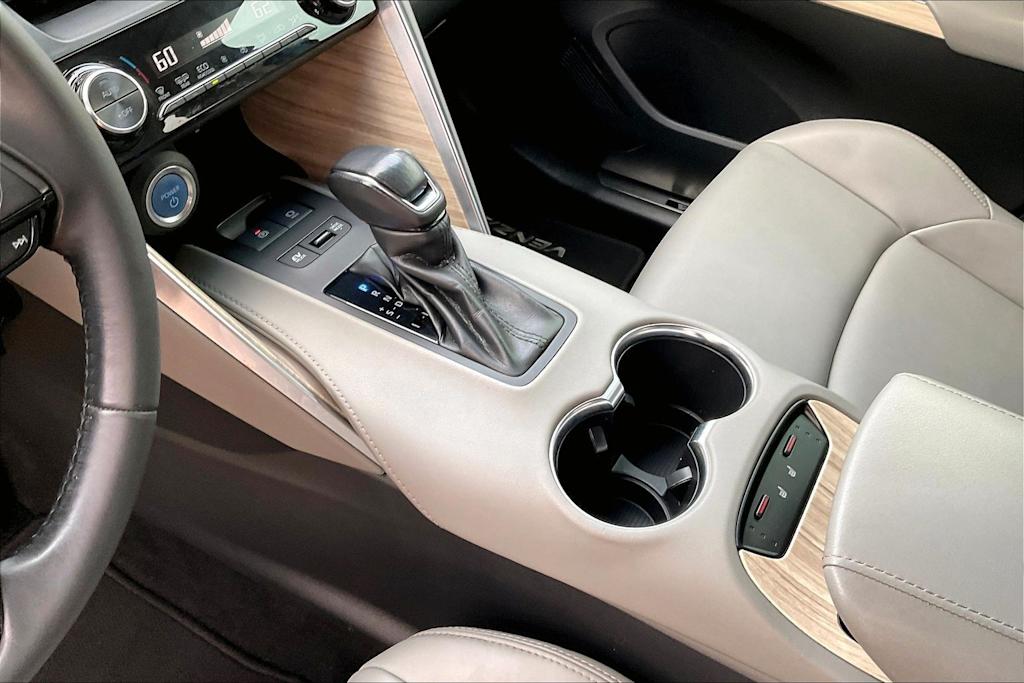 Thumbnail: 2022 Toyota Venza - 16