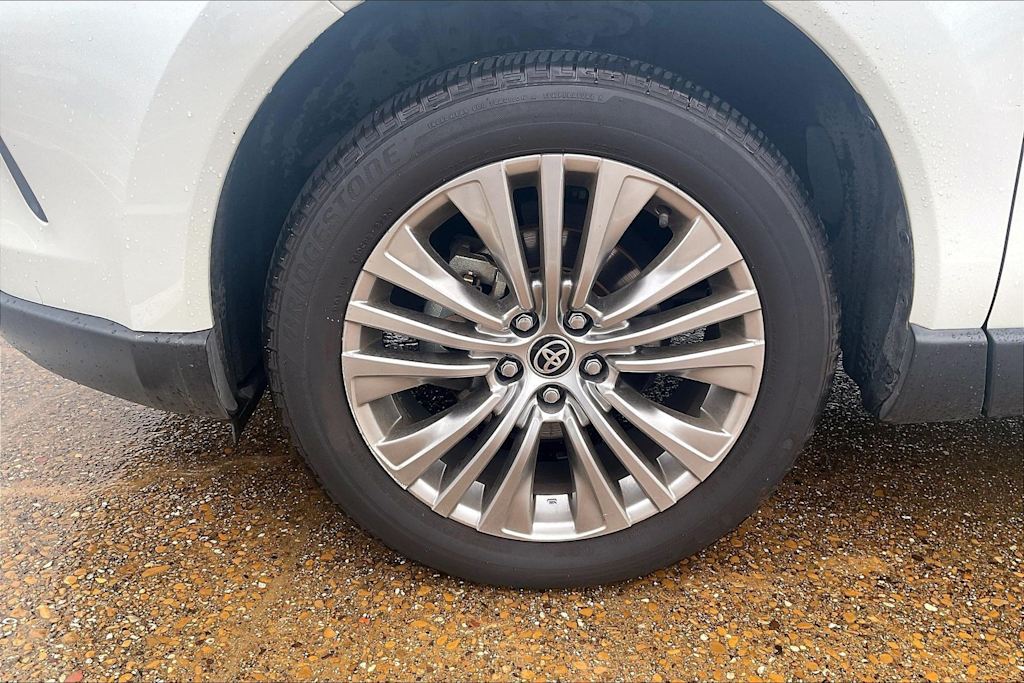Thumbnail: 2023 Toyota Venza - 8