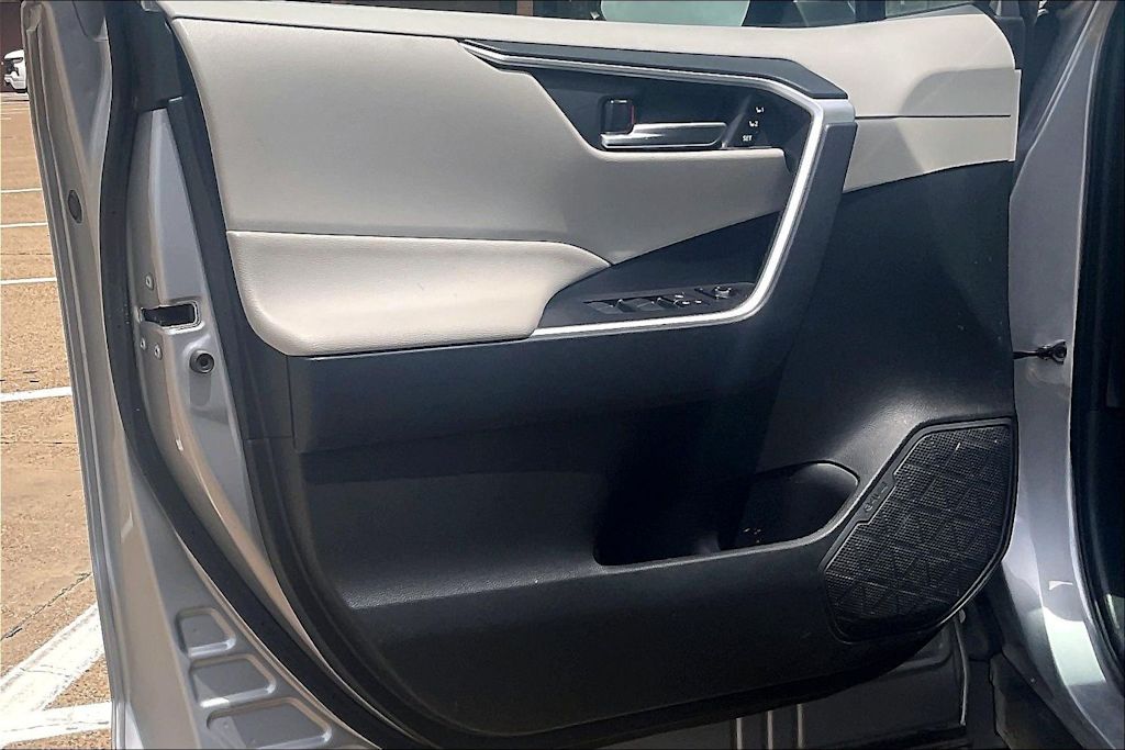 Thumbnail: 2020 Toyota RAV4 - 25