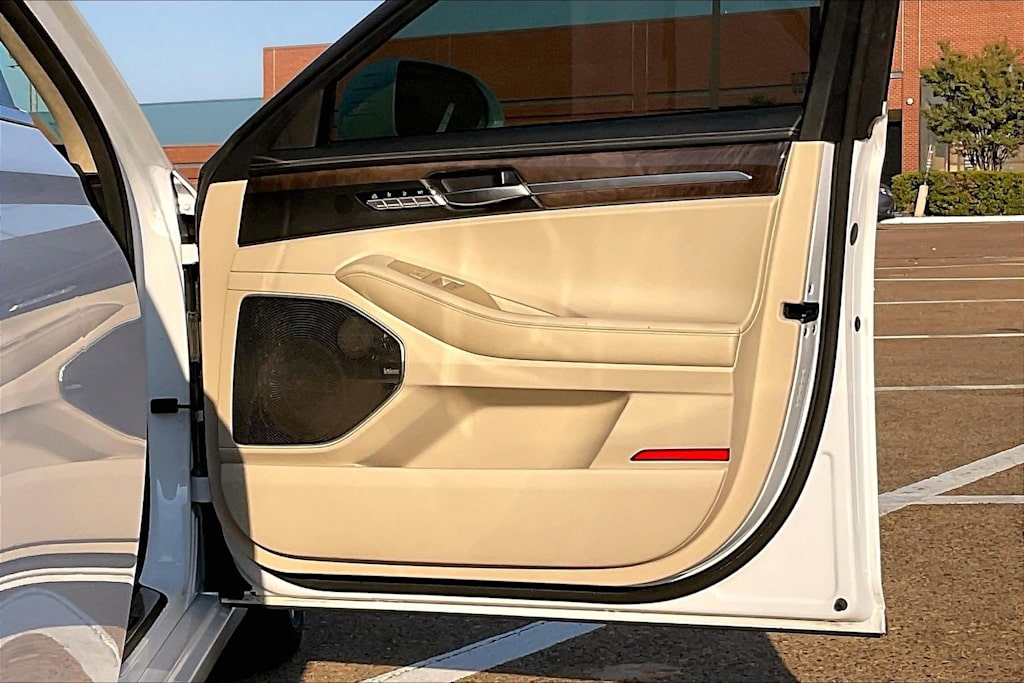 Thumbnail: 2018 Genesis G90 - 27