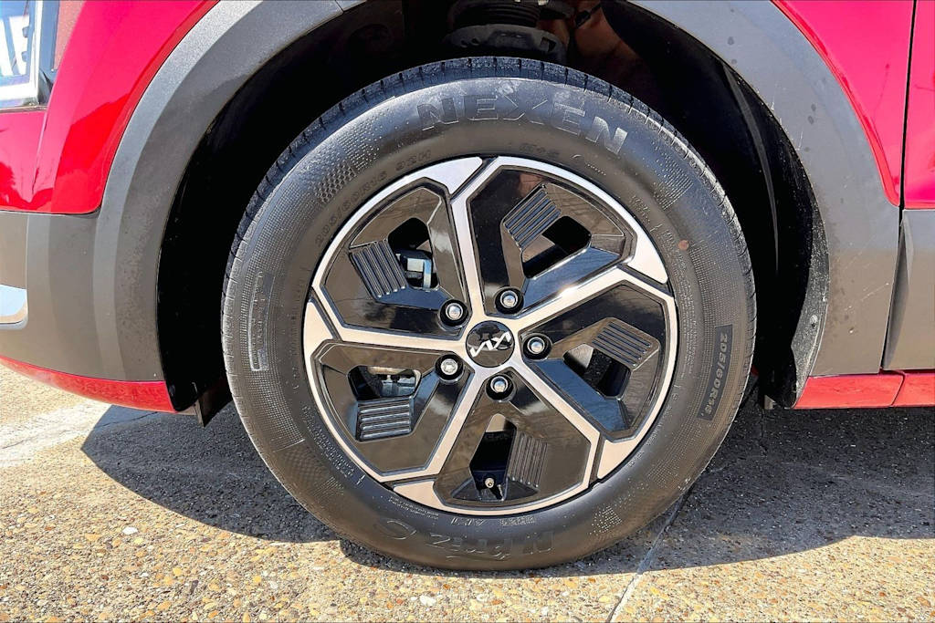 Thumbnail: 2023 Kia Niro - 8