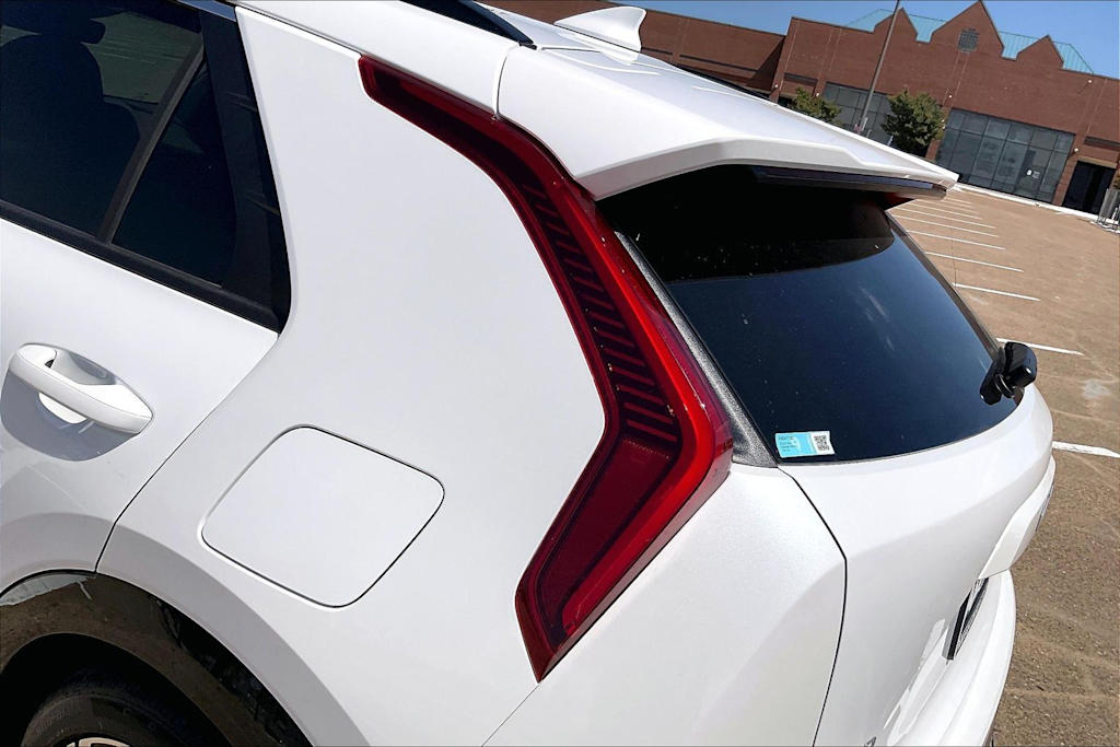 Thumbnail: 2023 Kia Niro - 31