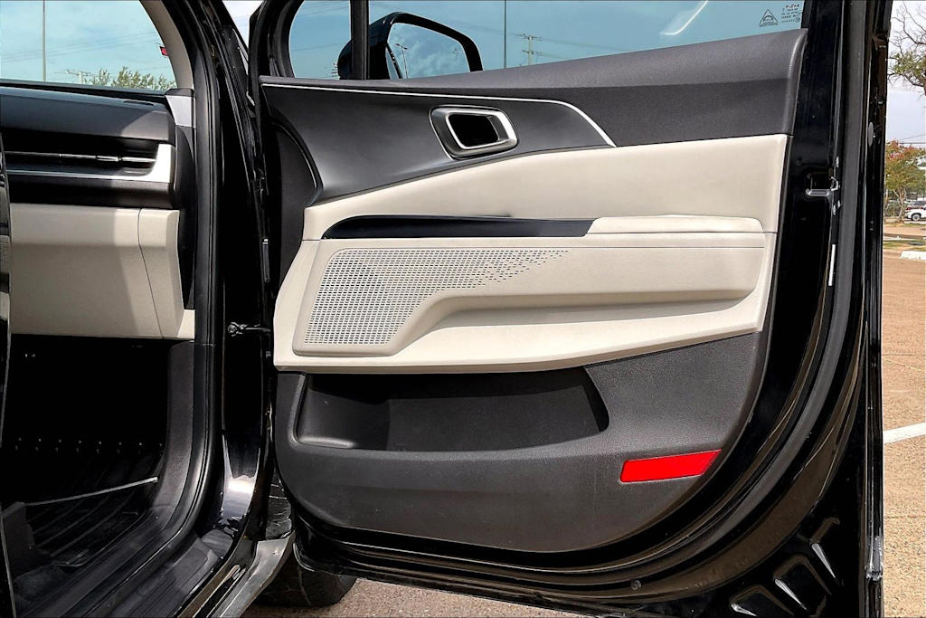 Thumbnail: 2023 Kia Carnival - 28
