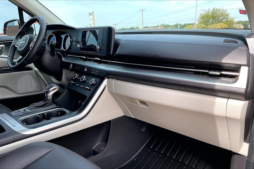 Thumbnail: 2023 Kia Carnival - 24