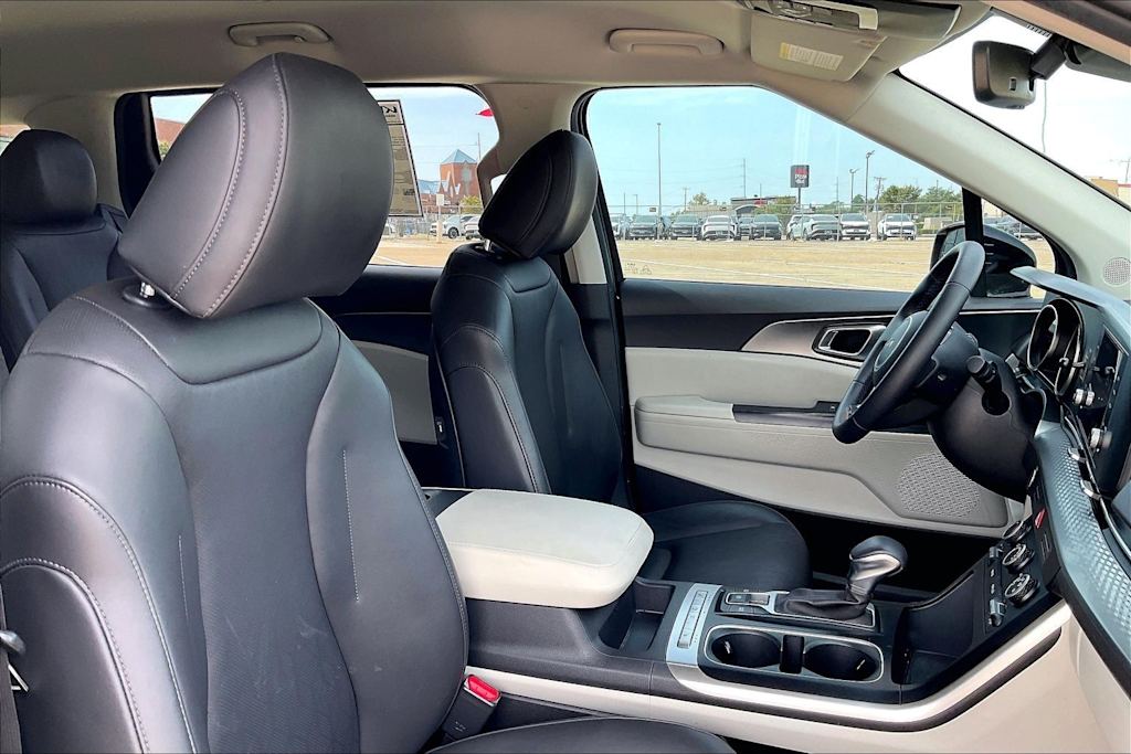 Thumbnail: 2023 Kia Carnival - 21