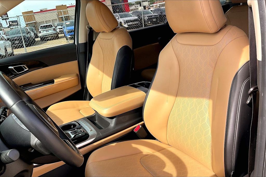 Thumbnail: 2023 Kia Carnival - 10