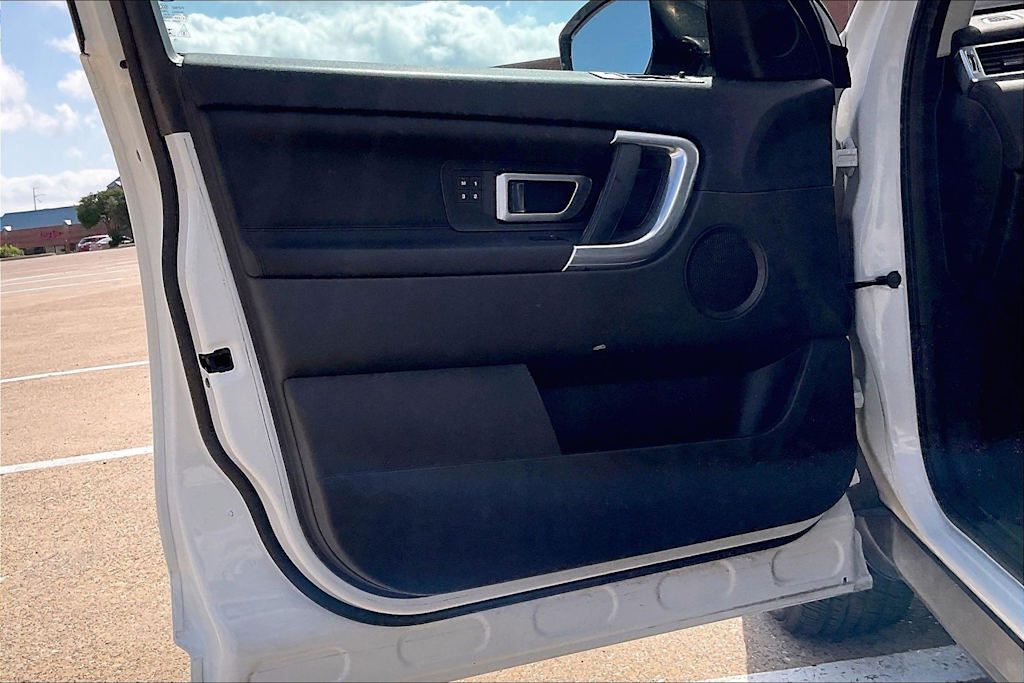 Thumbnail: 2016 Land Rover Discovery Sport - 26