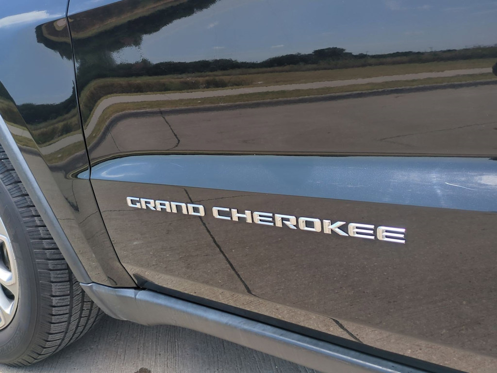Thumbnail: 2015 Jeep Grand Cherokee - 24