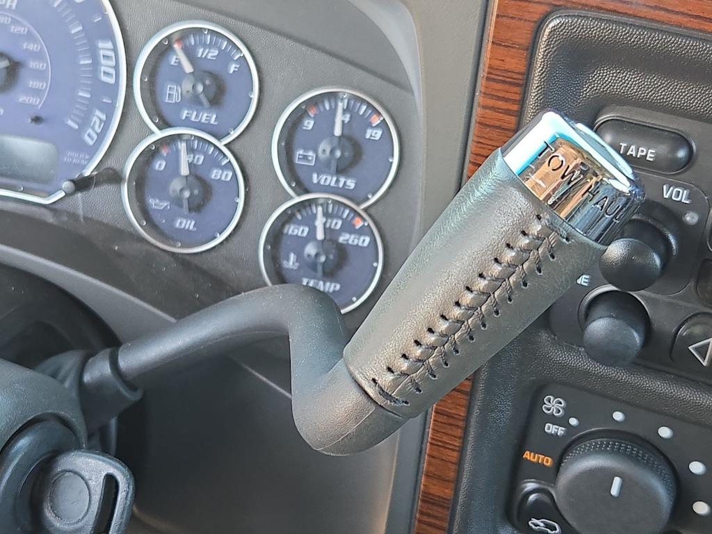 Thumbnail: 2002 Cadillac Escalade - 31