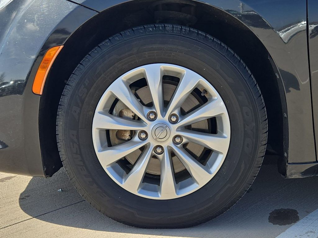 Thumbnail: 2018 Chrysler Pacifica - 8