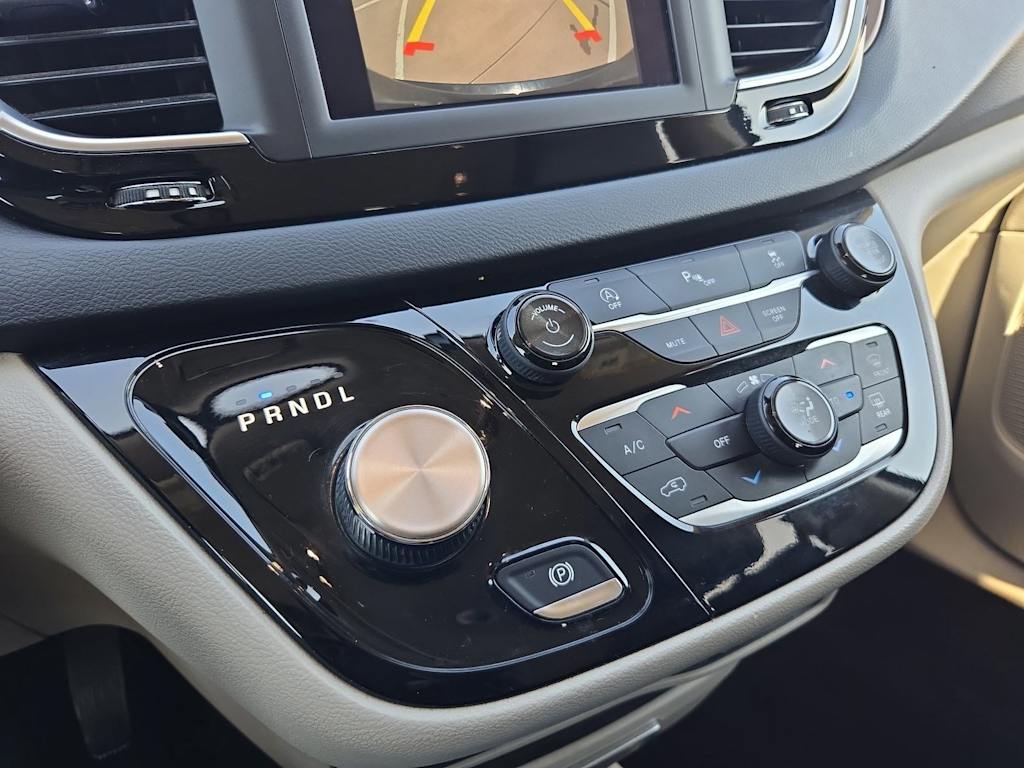 Thumbnail: 2018 Chrysler Pacifica - 32