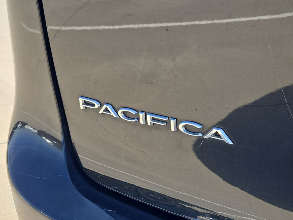 Thumbnail: 2018 Chrysler Pacifica - 23