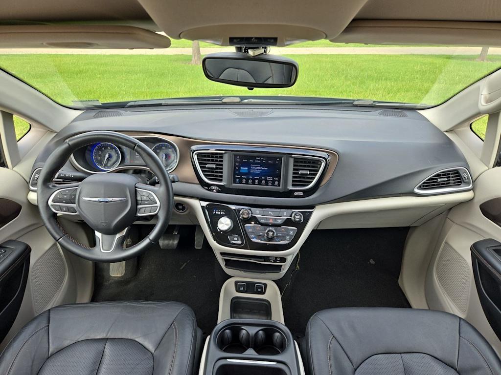 Thumbnail: 2018 Chrysler Pacifica - 9