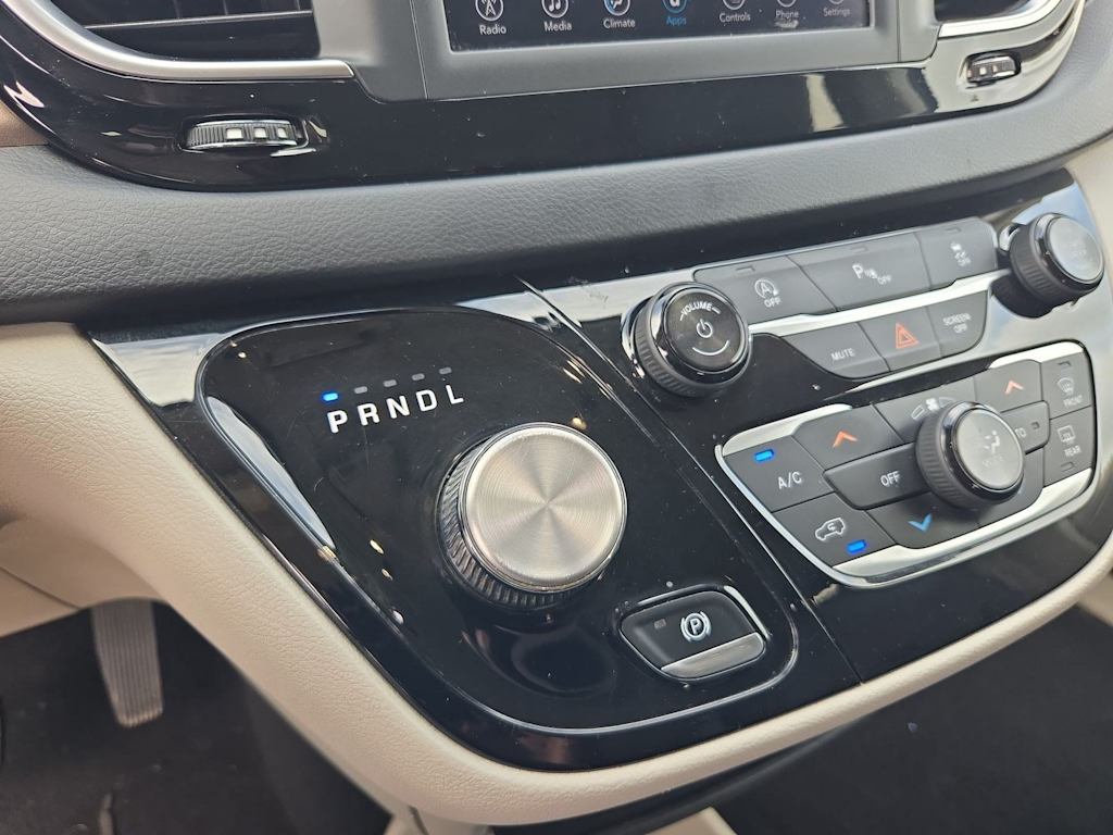 Thumbnail: 2018 Chrysler Pacifica - 30