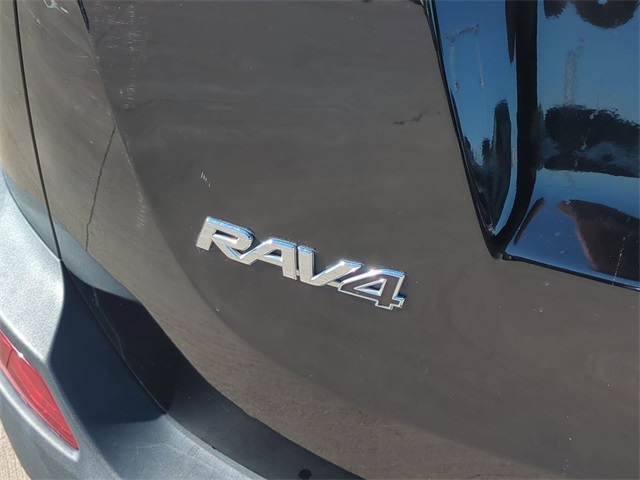 2013 Toyota RAV4 LE 24