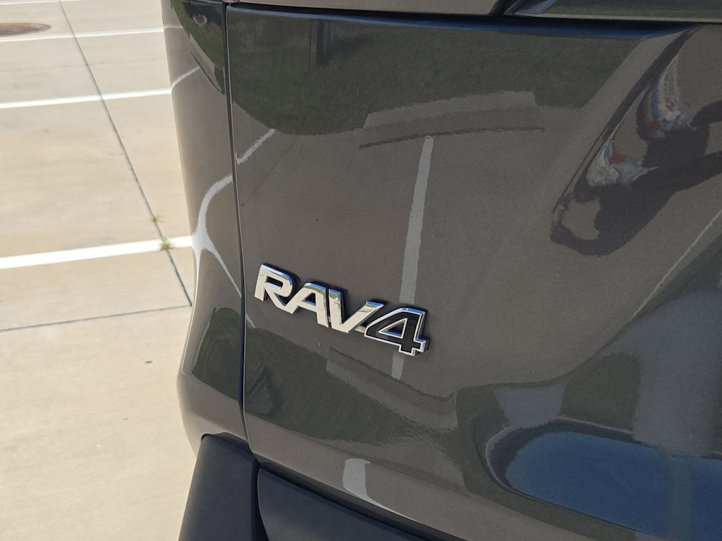 Thumbnail: 2020 Toyota RAV4 - 23