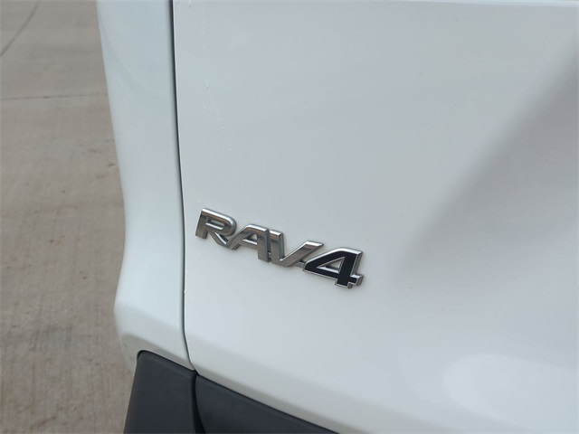 2021 Toyota RAV4 XLE 24