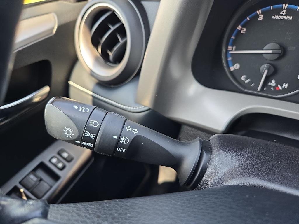 Thumbnail: 2018 Toyota RAV4 - 32