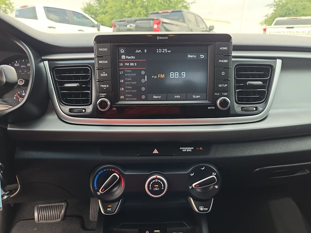 Thumbnail: 2020 Kia Rio - 14