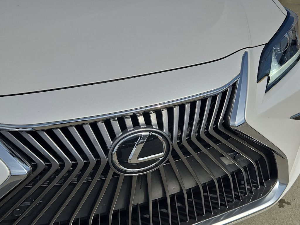Thumbnail: 2021 Lexus ES - 22