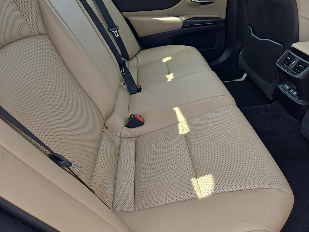 Thumbnail: 2021 Lexus ES - 26