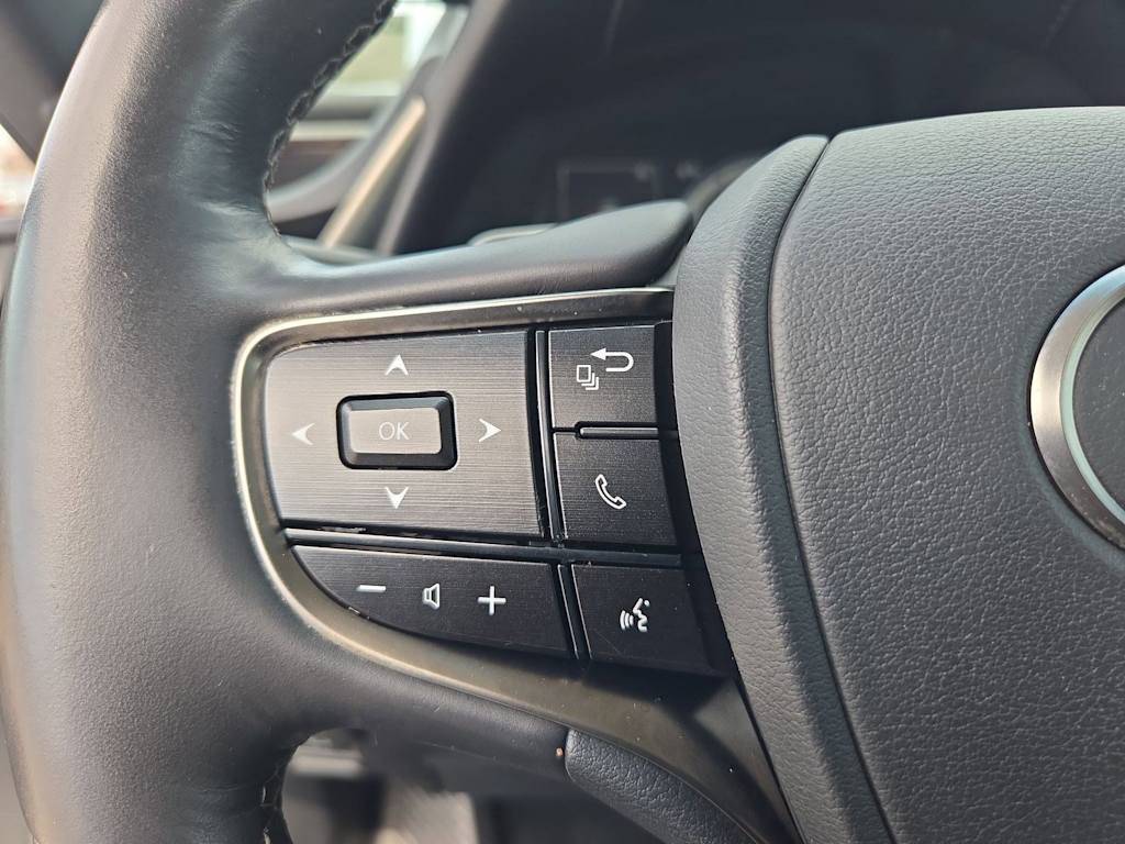 Thumbnail: 2021 Lexus ES - 28