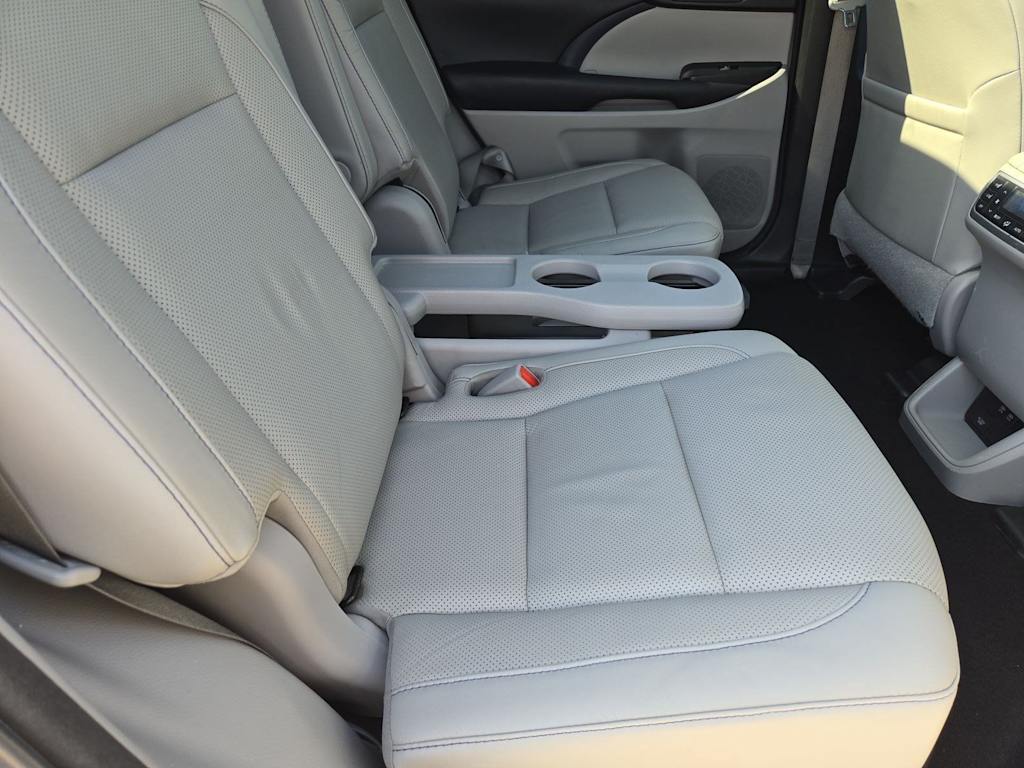 Thumbnail: 2018 Toyota Highlander - 25