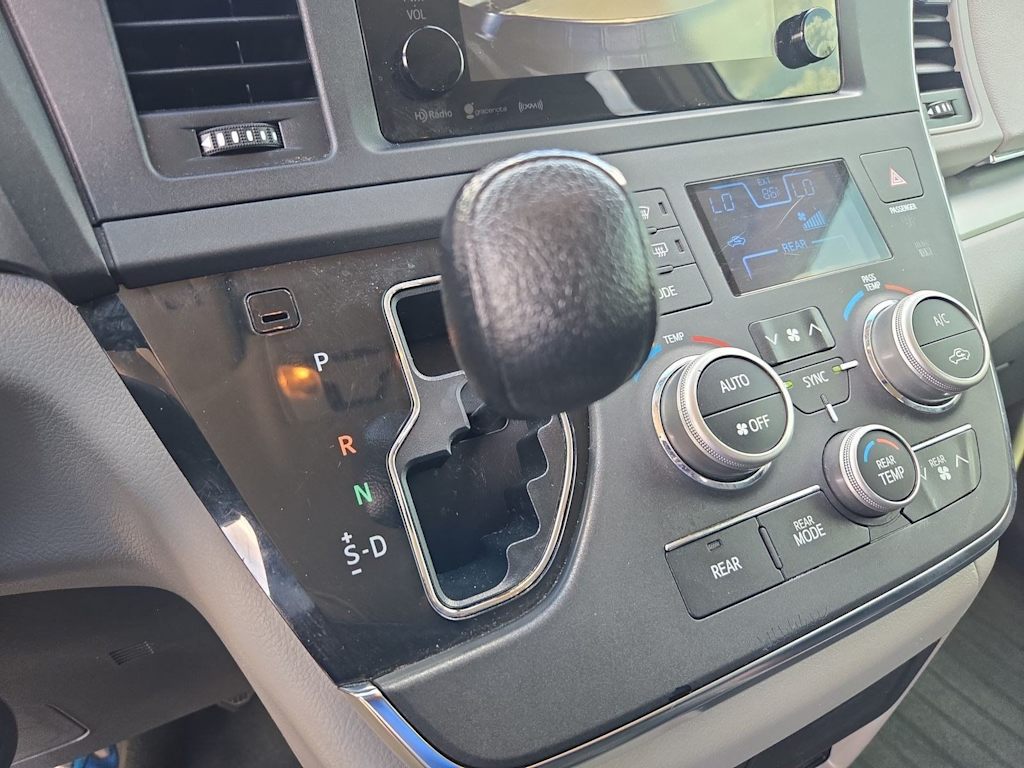 Thumbnail: 2017 Toyota Sienna - 15