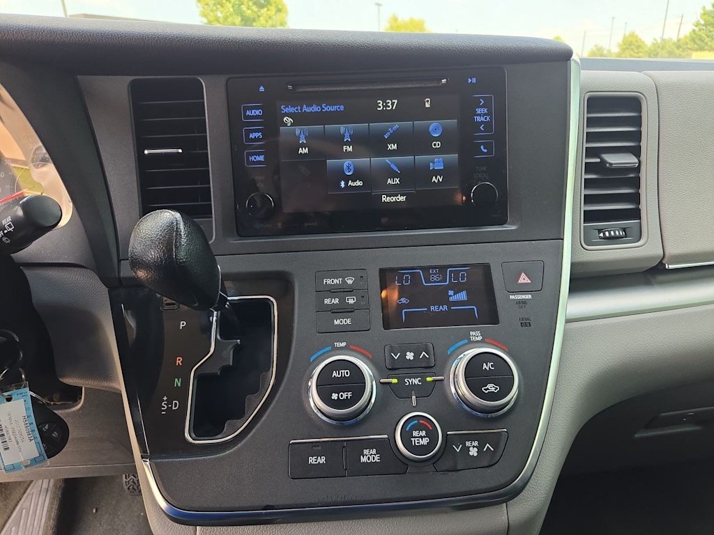 Thumbnail: 2017 Toyota Sienna - 14