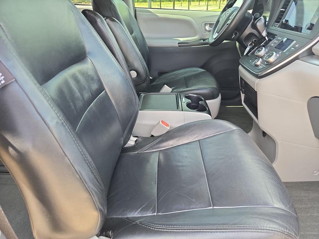 Thumbnail: 2017 Toyota Sienna - 25