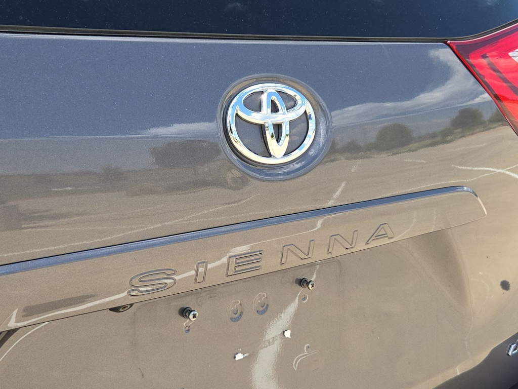Thumbnail: 2017 Toyota Sienna - 21
