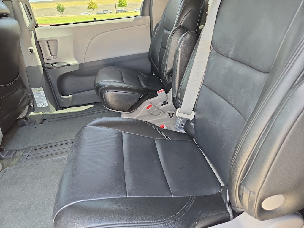 Thumbnail: 2017 Toyota Sienna - 23