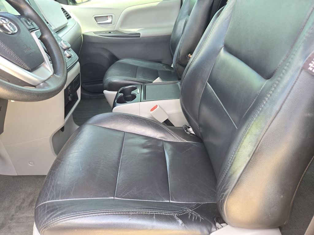 Thumbnail: 2017 Toyota Sienna - 10